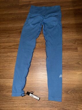 (NWT) Oner Effortless Lift Seamless Leggings with White Logo Size- S (short)